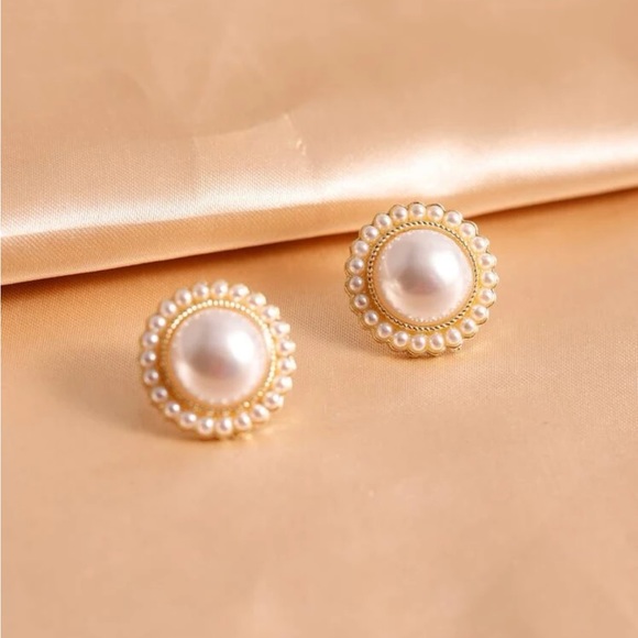 5/$30✨ NWT pearl stud earrings - Picture 1 of 2